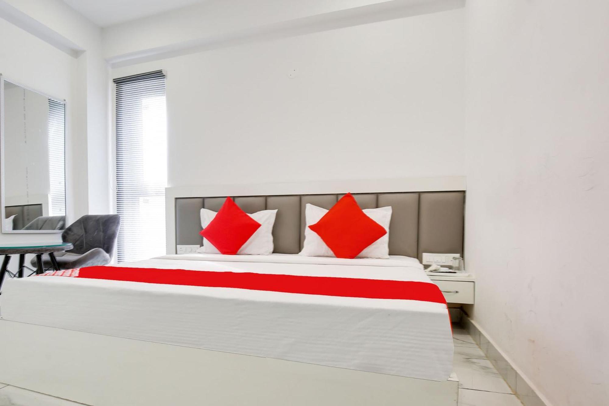 Hotel O Sky White House Ludhiana Exterior foto