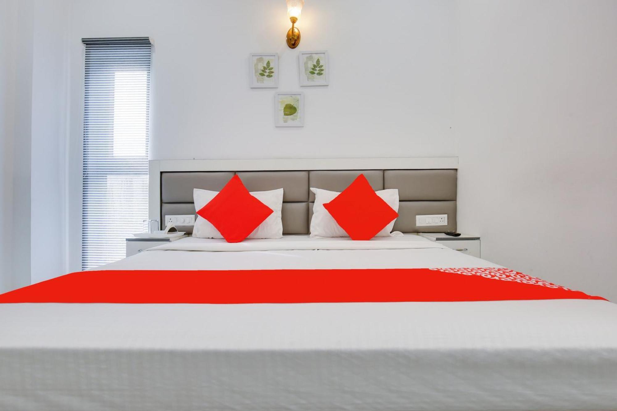 Hotel O Sky White House Ludhiana Exterior foto